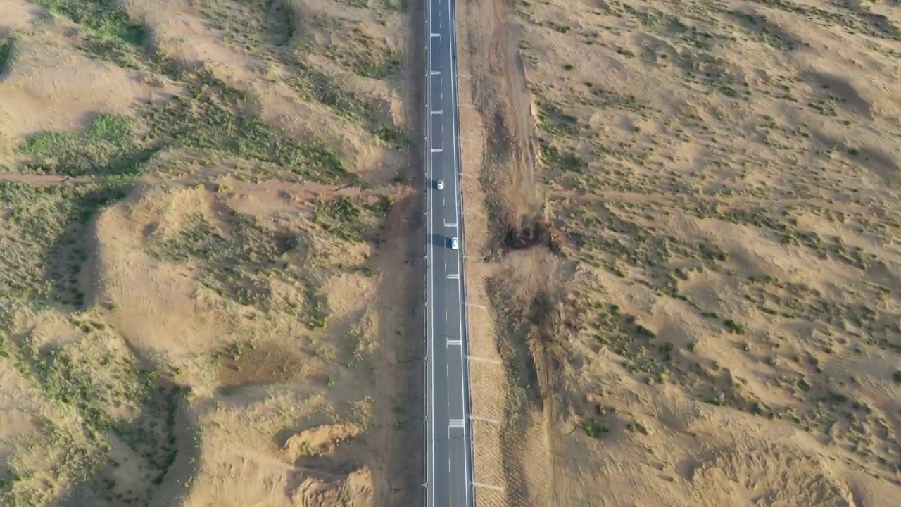 行车在沙漠中的公路视频素材