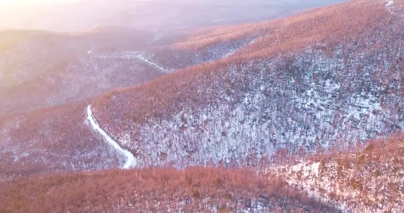 航拍大兴安岭冬季雪色山林雾凇夕照视频素材