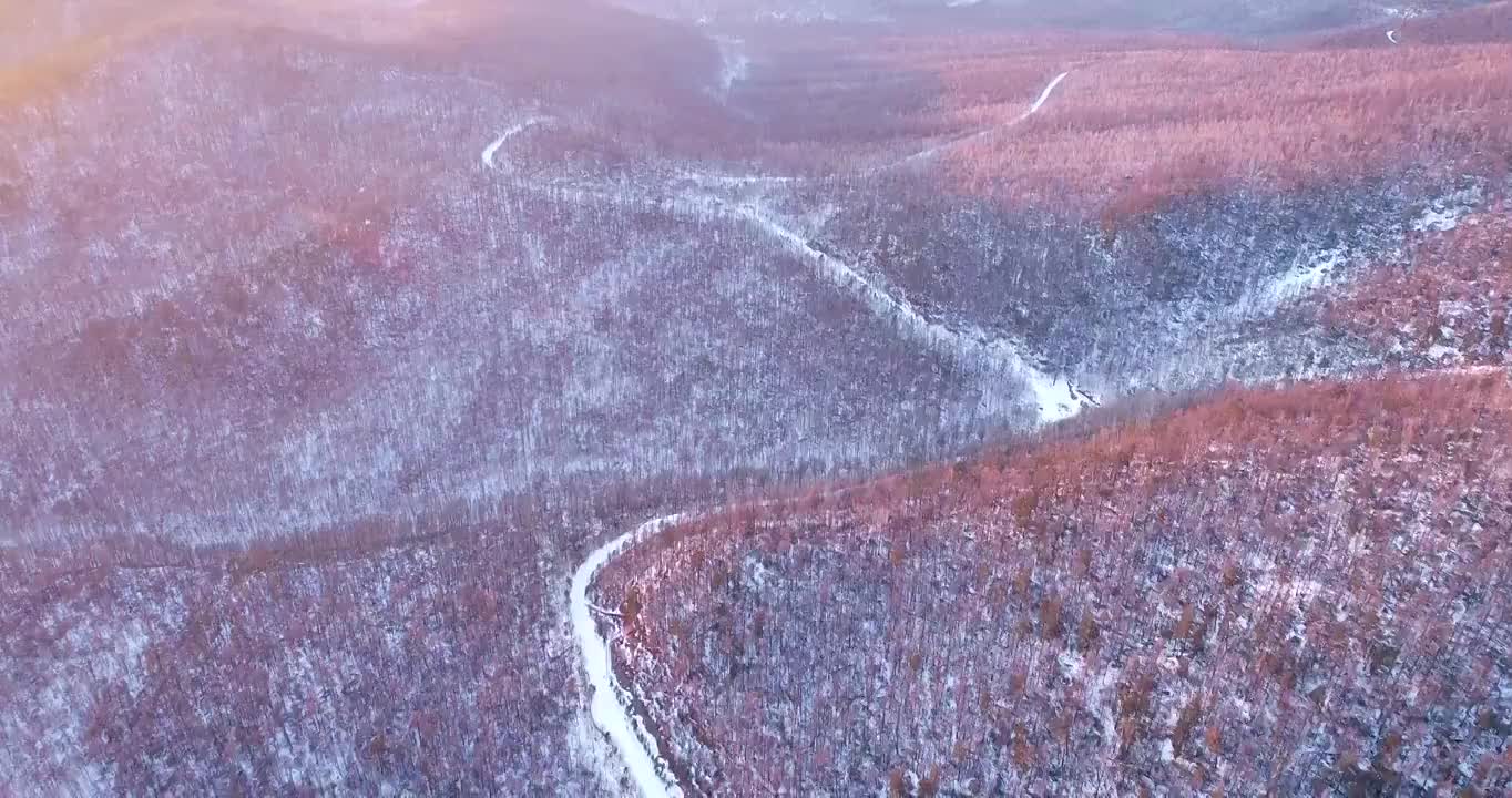 航拍大兴安岭冬季雪色山林雾凇夕照视频素材