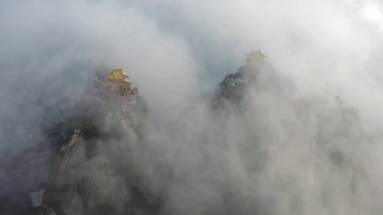 航拍云雾缭绕的老君山道观群视频素材