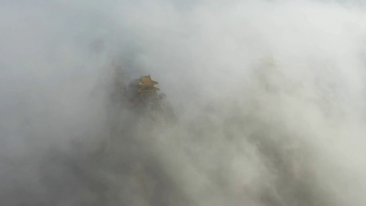 航拍云雾缭绕的老君山道观群视频素材