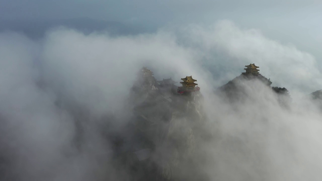 航拍云雾缭绕的老君山道观群视频素材