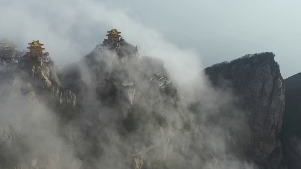 航拍云雾缭绕的老君山道观群视频素材