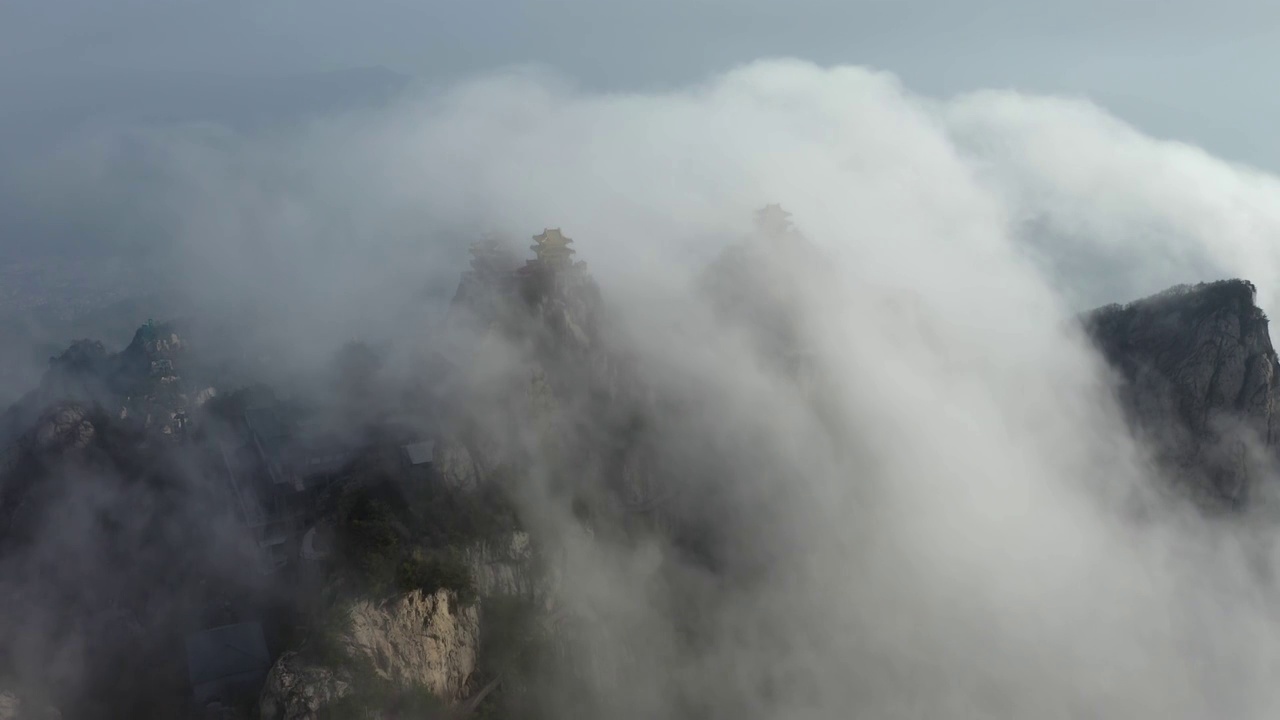 航拍云雾缭绕的老君山道观群视频素材