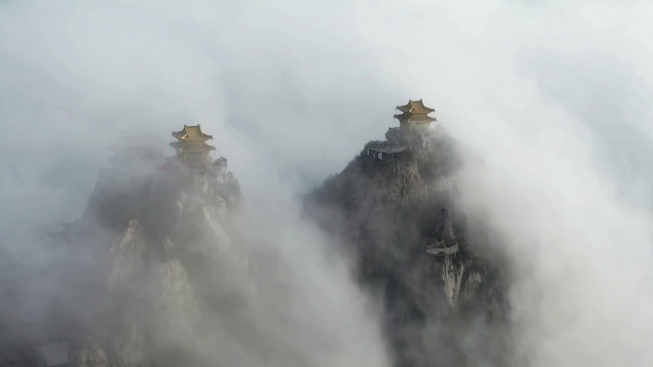 航拍云雾缭绕的老君山道观群视频素材