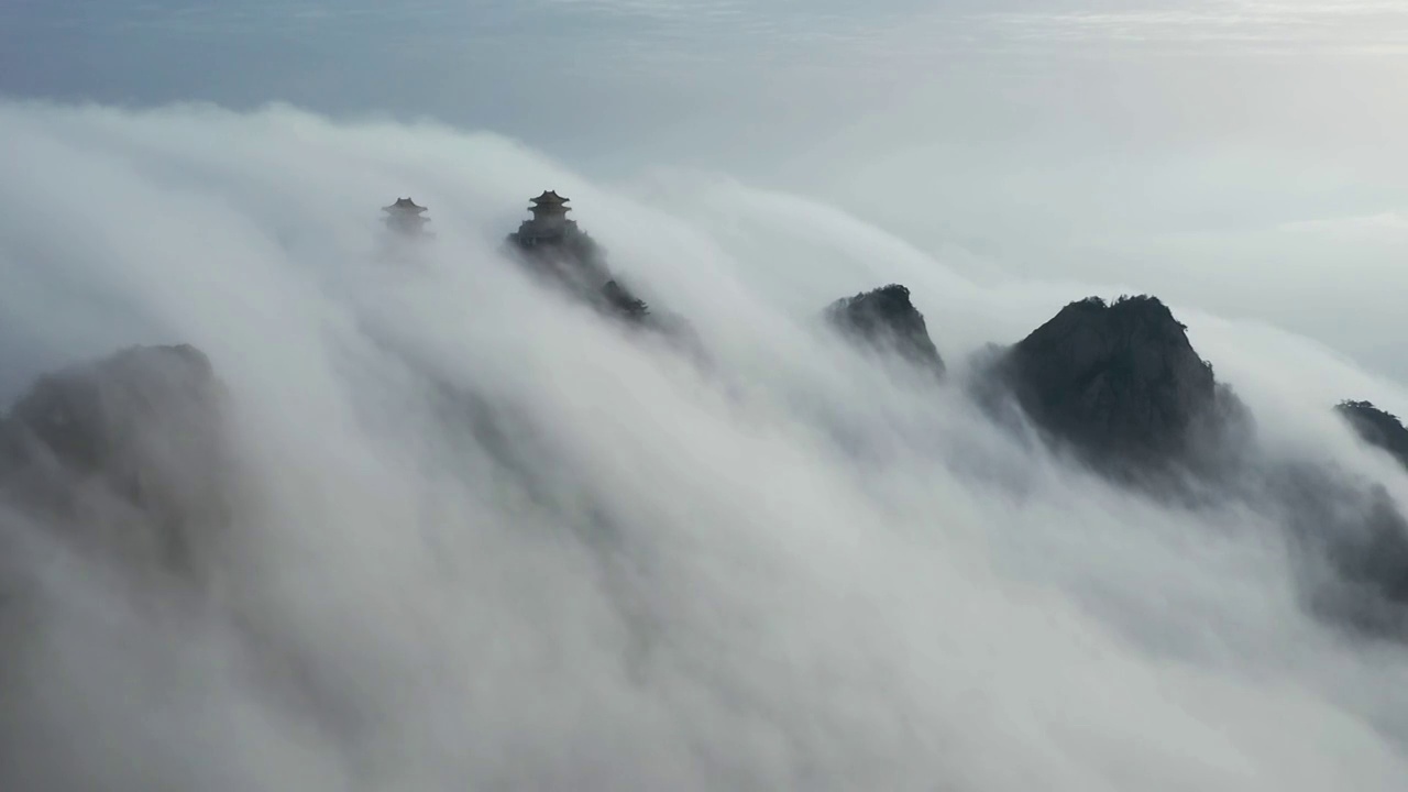 航拍云雾缭绕的老君山道观群视频素材