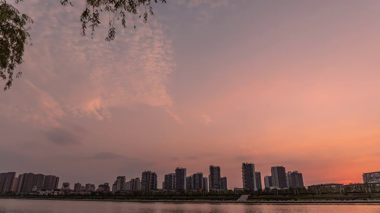 湖边城市日落延时视频素材