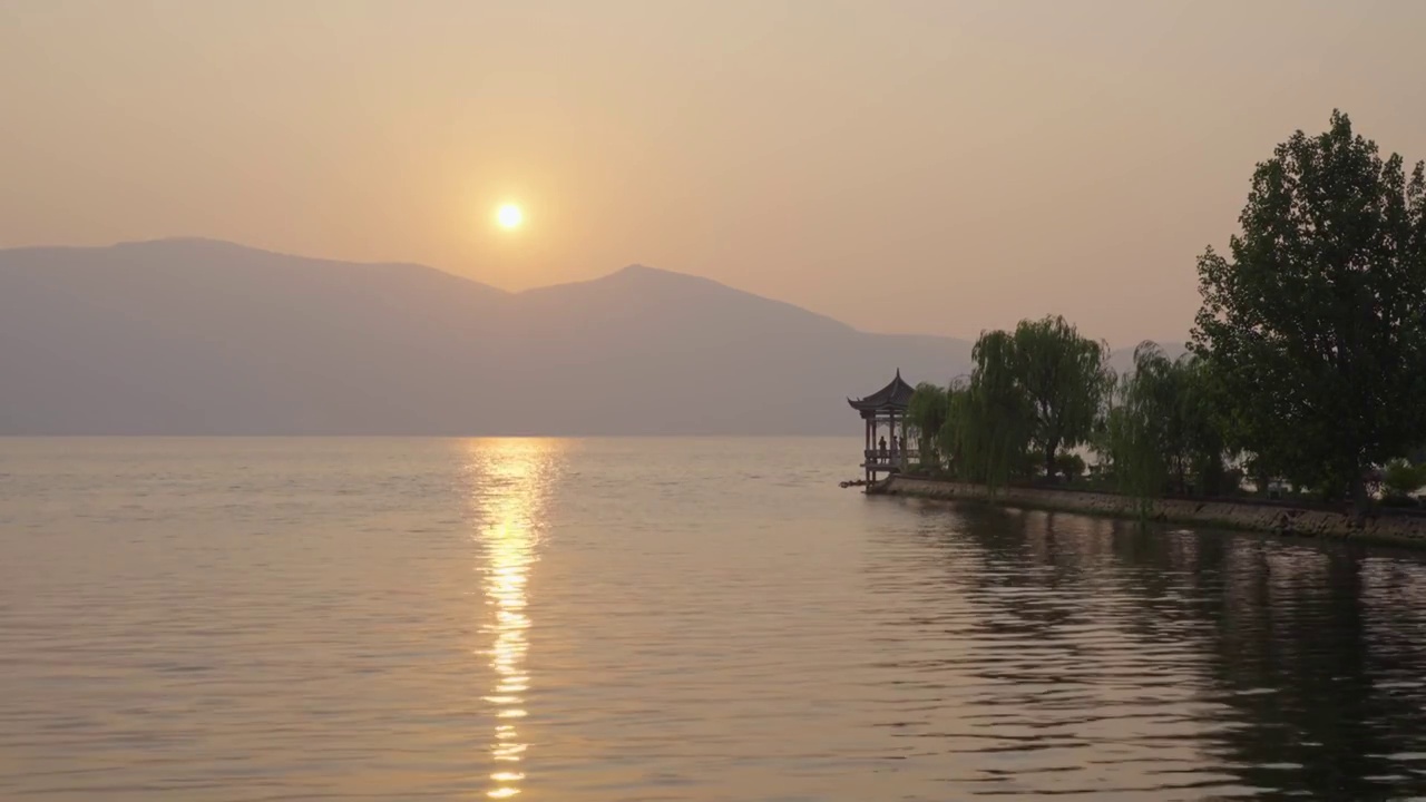 大理洱海的日出视频素材