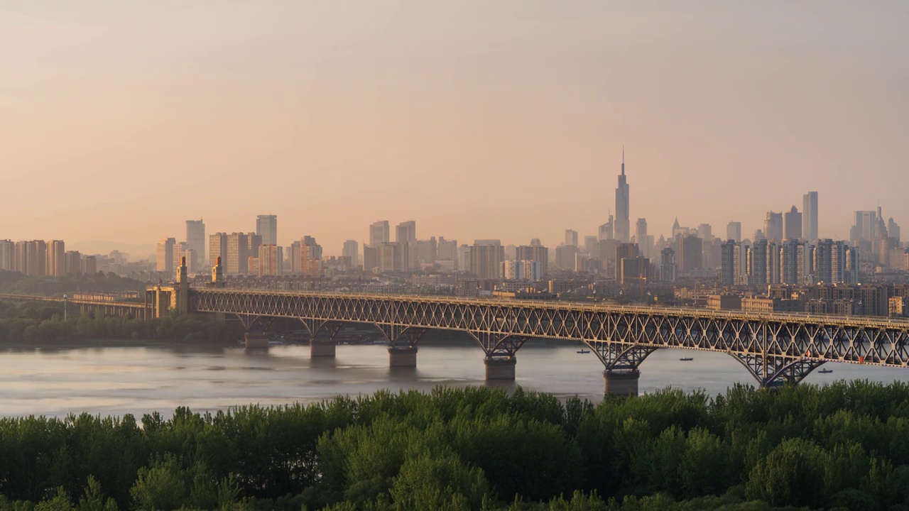 日出时分的南京长江大桥与城市景色视频素材