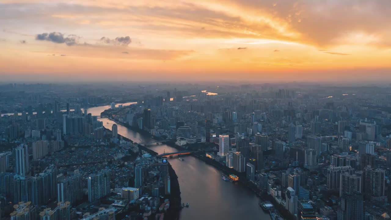 航拍夏日绚丽晚霞中的珠江及两岸的广州城区（延时摄影）视频素材