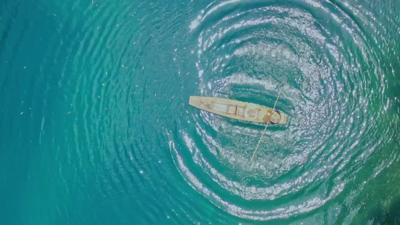 贵州黔南荔波樟江大小七孔景区蓝色湖泊撑船渔夫 4K航拍视频视频素材