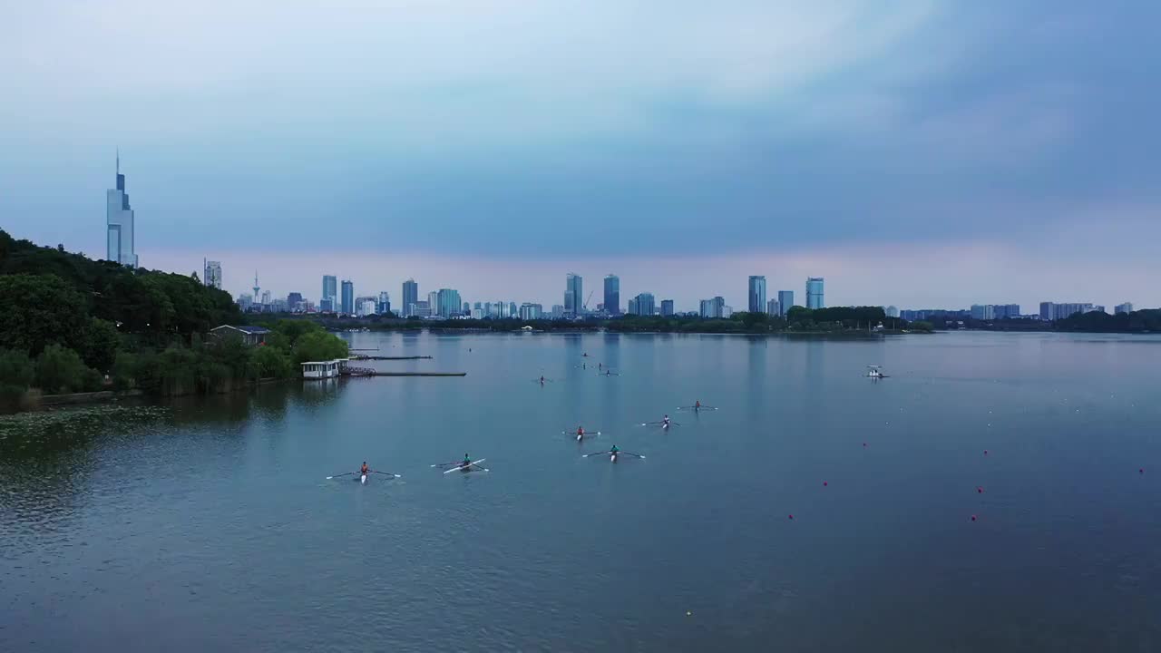 南京玄武湖上的皮划艇水上运动视频素材