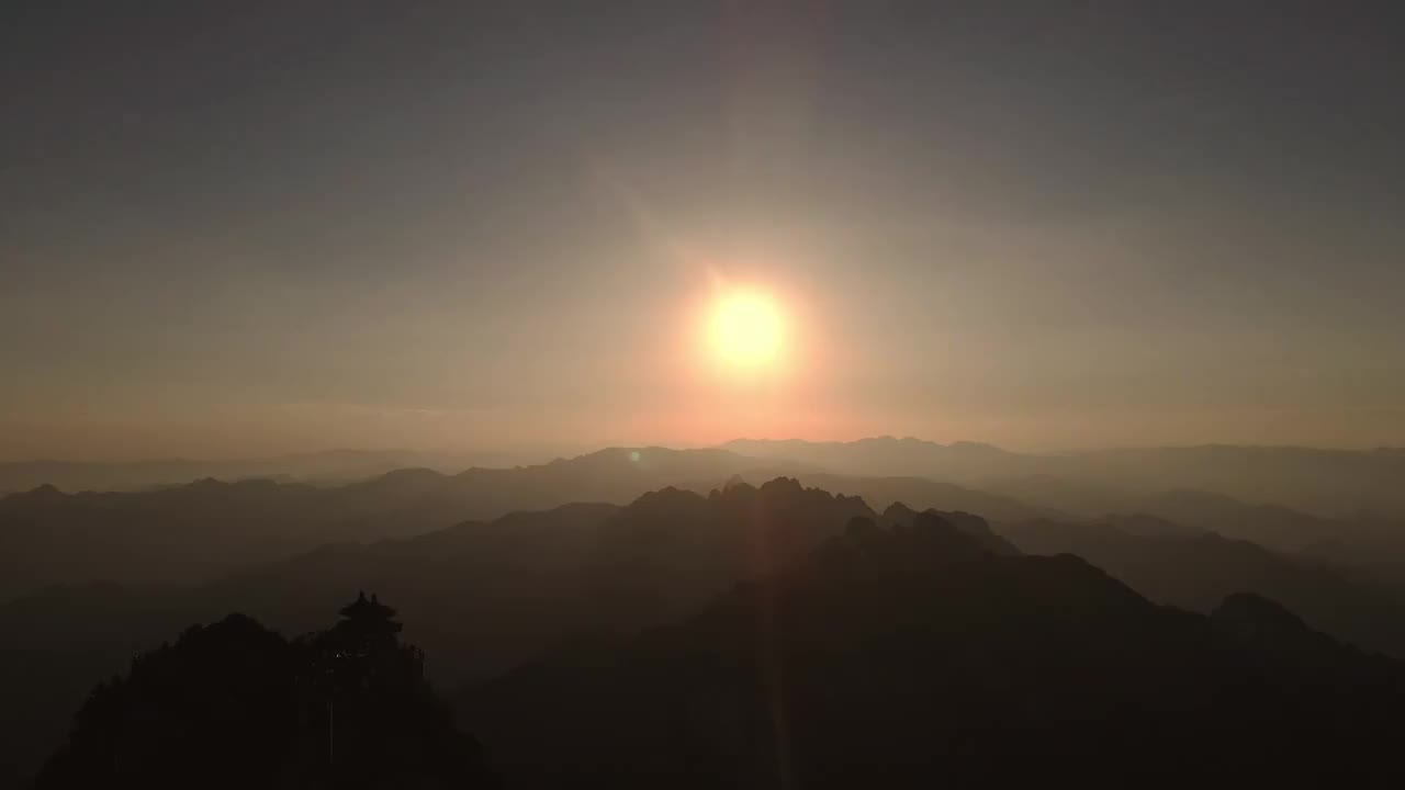 河南洛阳栾川老君山夕阳日落晚霞逆光 4K航拍视频视频素材