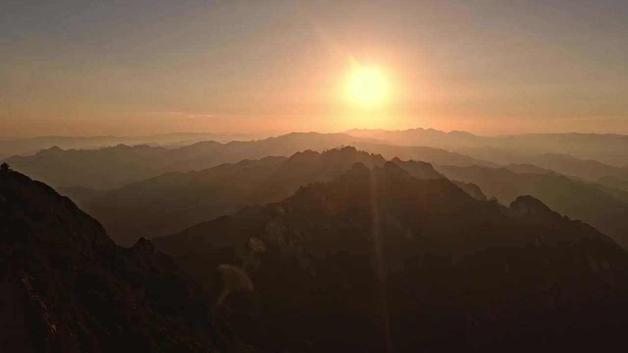 河南洛阳栾川老君山夕阳日落晚霞逆光 4K航拍视频视频素材