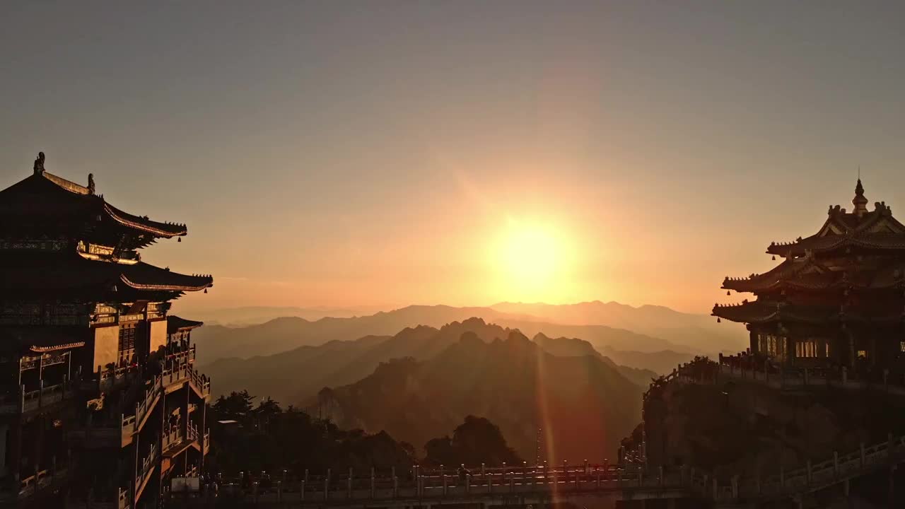 河南洛阳栾川老君山夕阳日落晚霞逆光 4K航拍视频视频素材