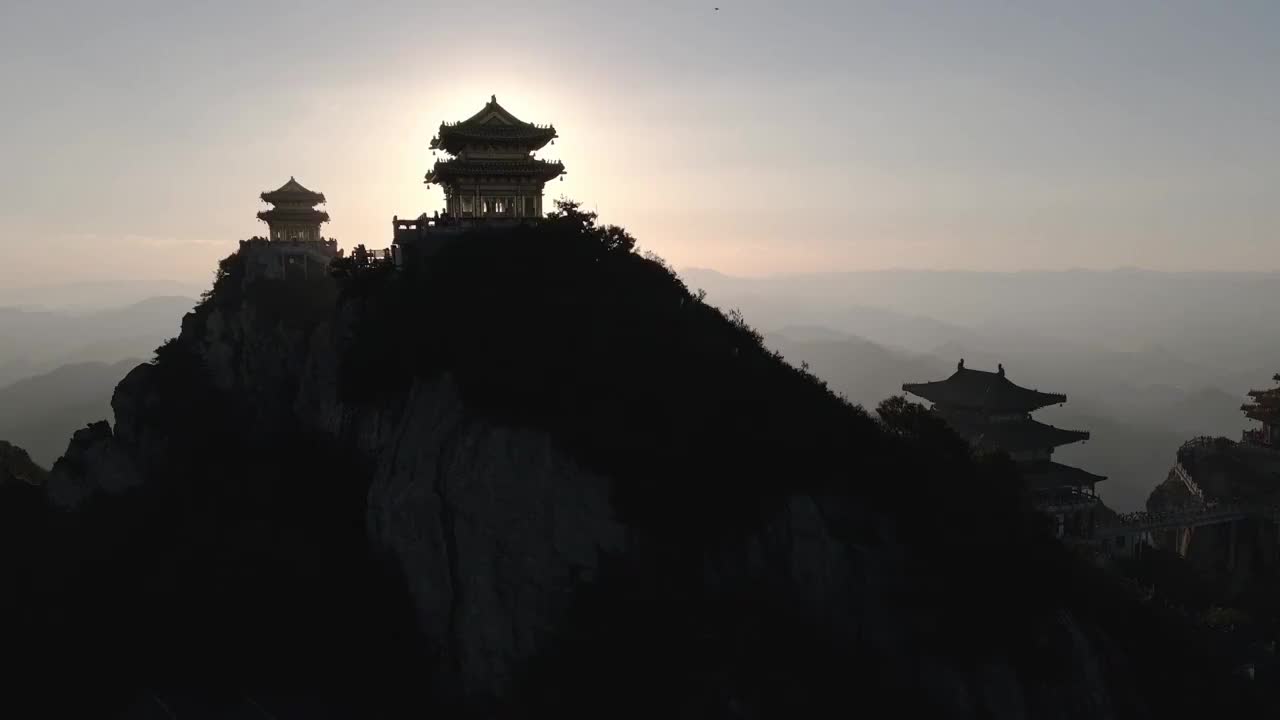 河南洛阳栾川老君山夕阳日落晚霞逆光 4K航拍视频视频素材