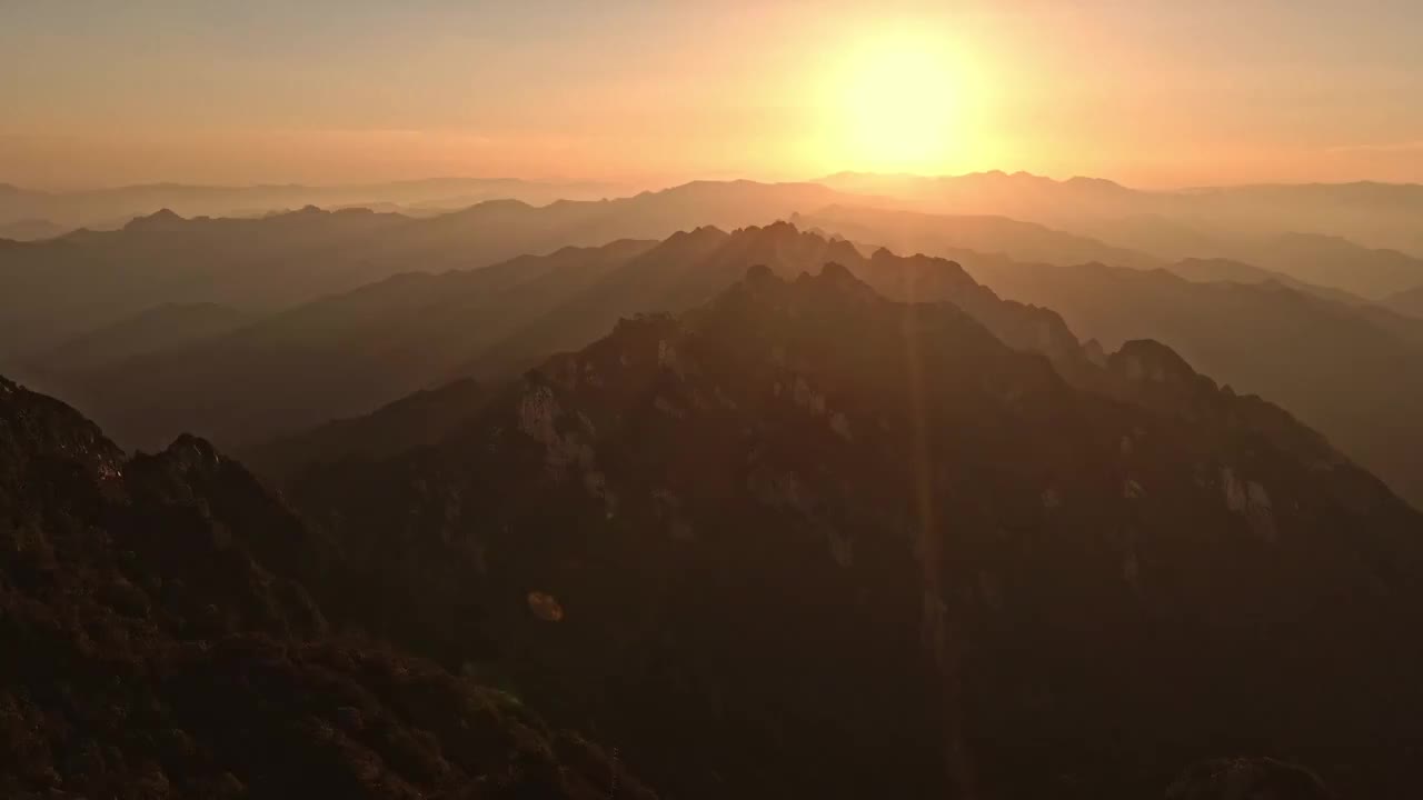 河南洛阳栾川老君山夕阳日落晚霞逆光 4K航拍视频视频素材