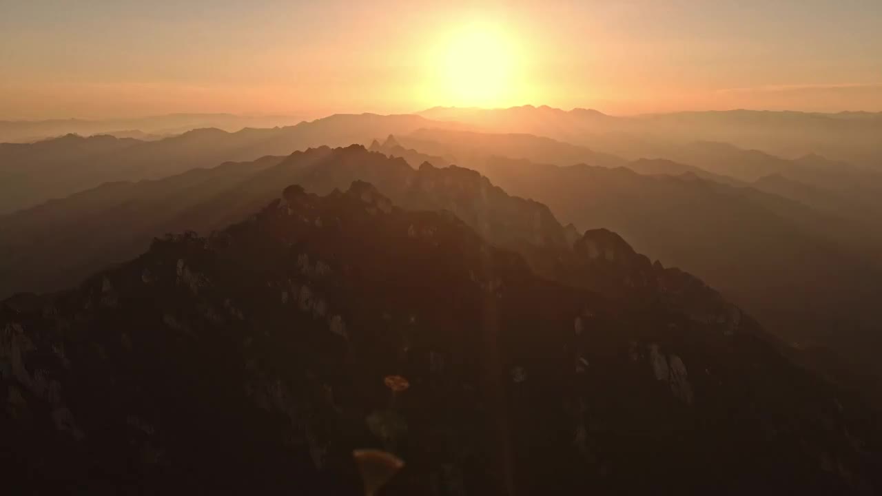 河南洛阳栾川老君山夕阳日落晚霞逆光 4K航拍视频视频素材