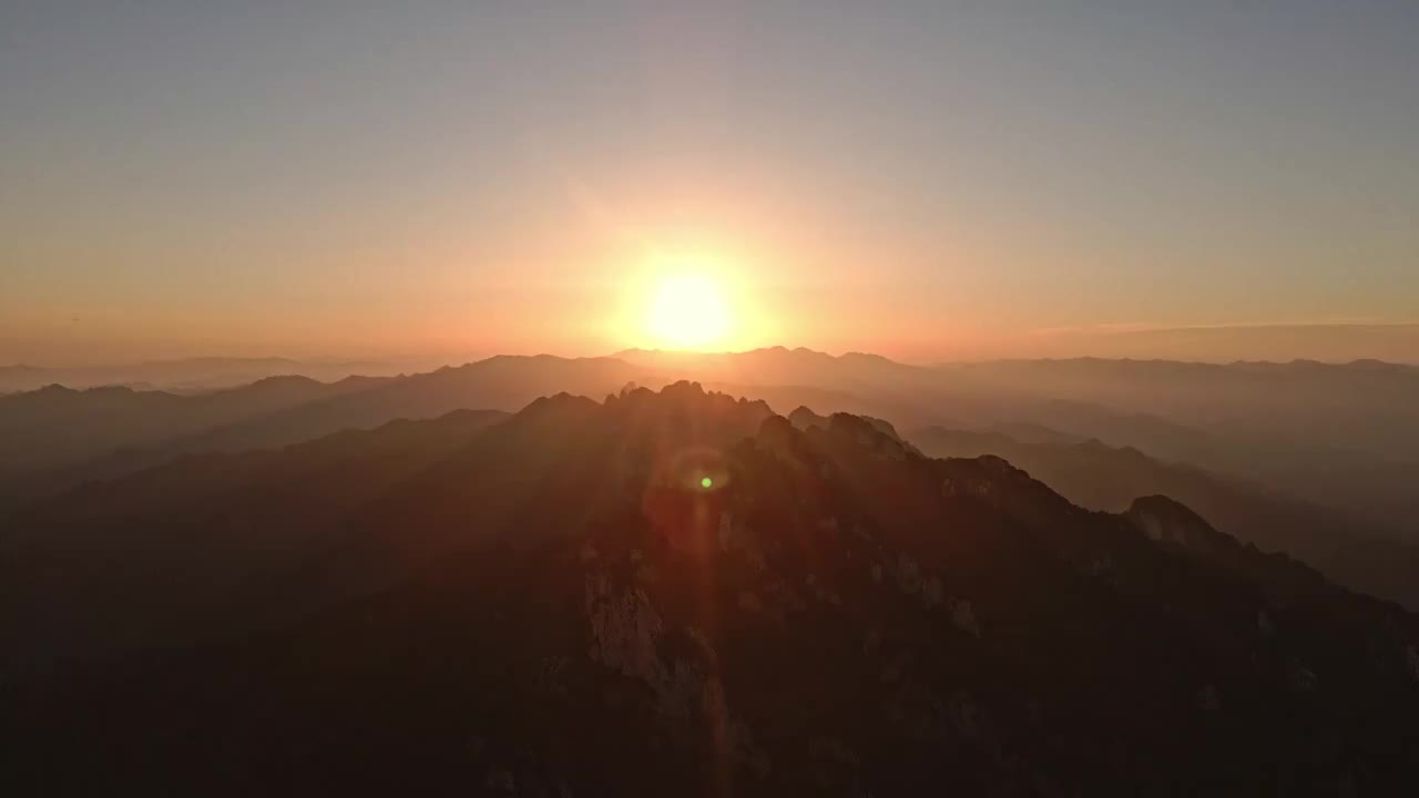 河南洛阳栾川老君山夕阳日落晚霞逆光 4K航拍视频视频素材