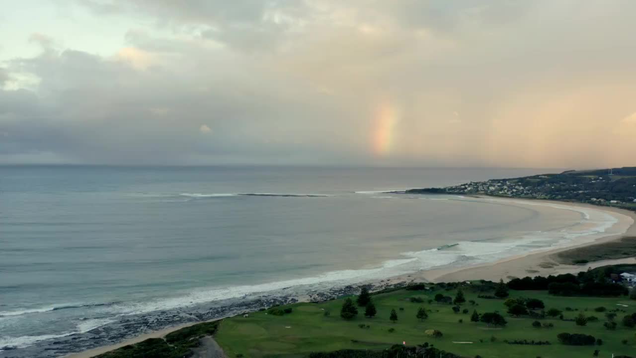 航拍海岸线边的美景 天空中若隐若现的彩虹视频素材