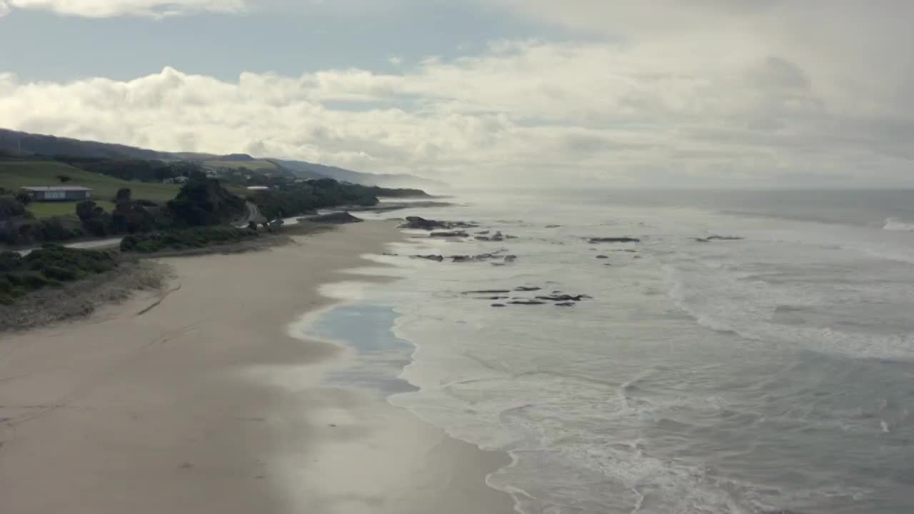 航拍最美公路之一的澳大利亚大洋路美景 海浪拍打着海岸 沿海的视频素材