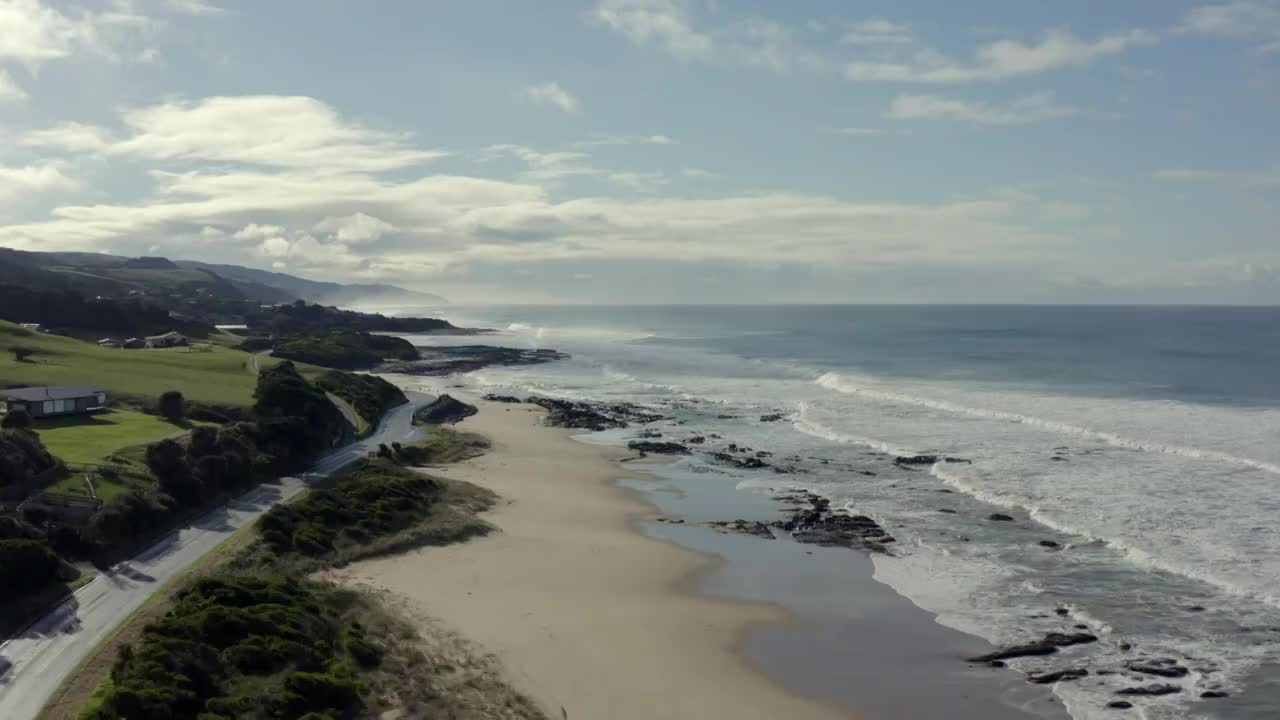 航拍最美公路之一的澳大利亚大洋路美 海浪拍打着海岸 沿海的视频素材