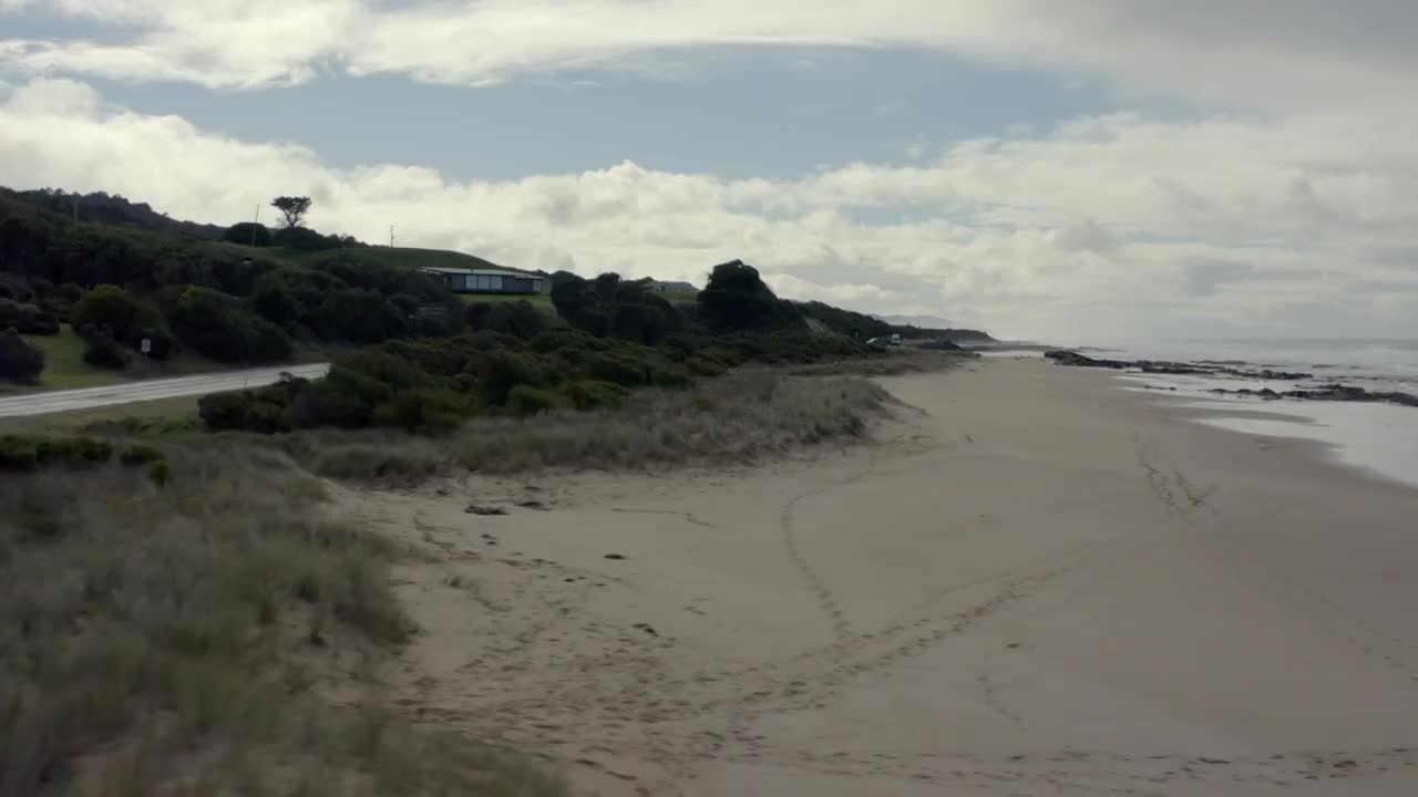 航拍最美公路之一的澳大利亚大洋路美 海浪拍打着海岸 沿海的视频素材