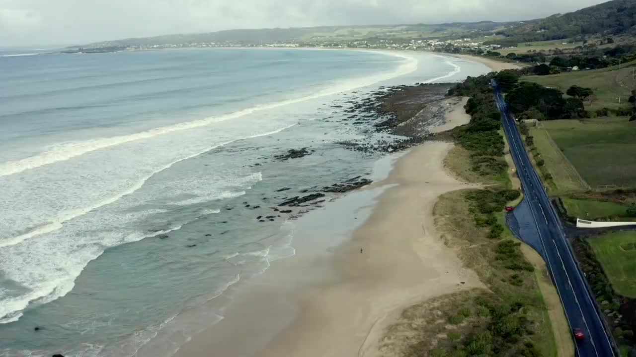 航拍最美公路之一的澳大利亚大洋路美景 海浪拍打着海岸 沿海的视频素材