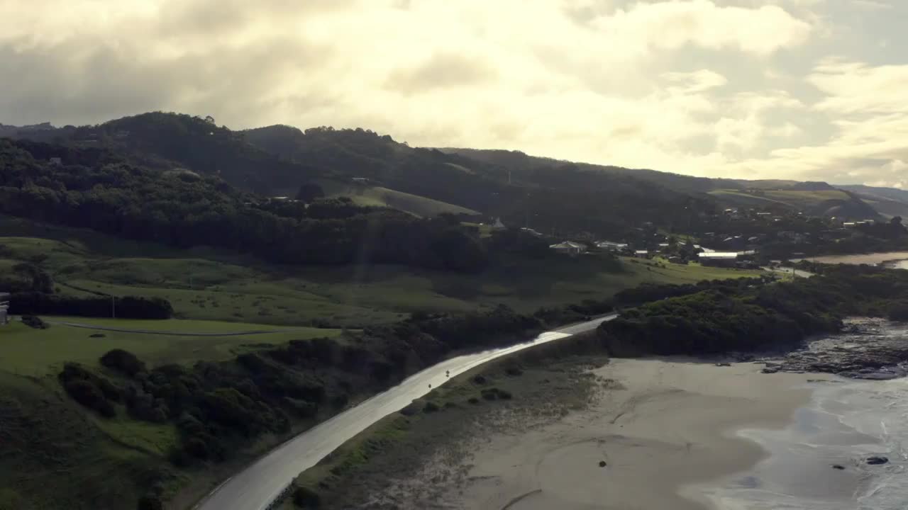 航拍最美公路之一的澳大利亚大洋路美景 海浪拍打着海岸 沿海的视频素材