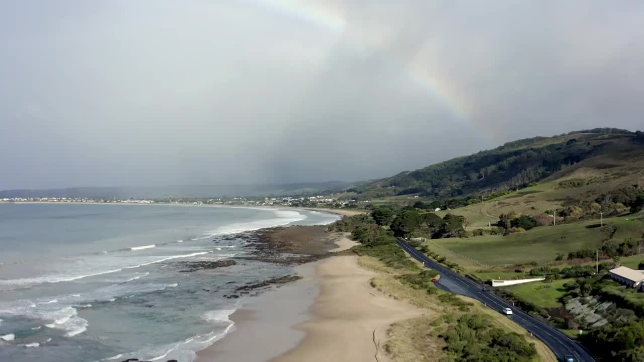 航拍最美公路之一的澳大利亚大洋路上的彩虹 海浪拍打着海岸视频素材