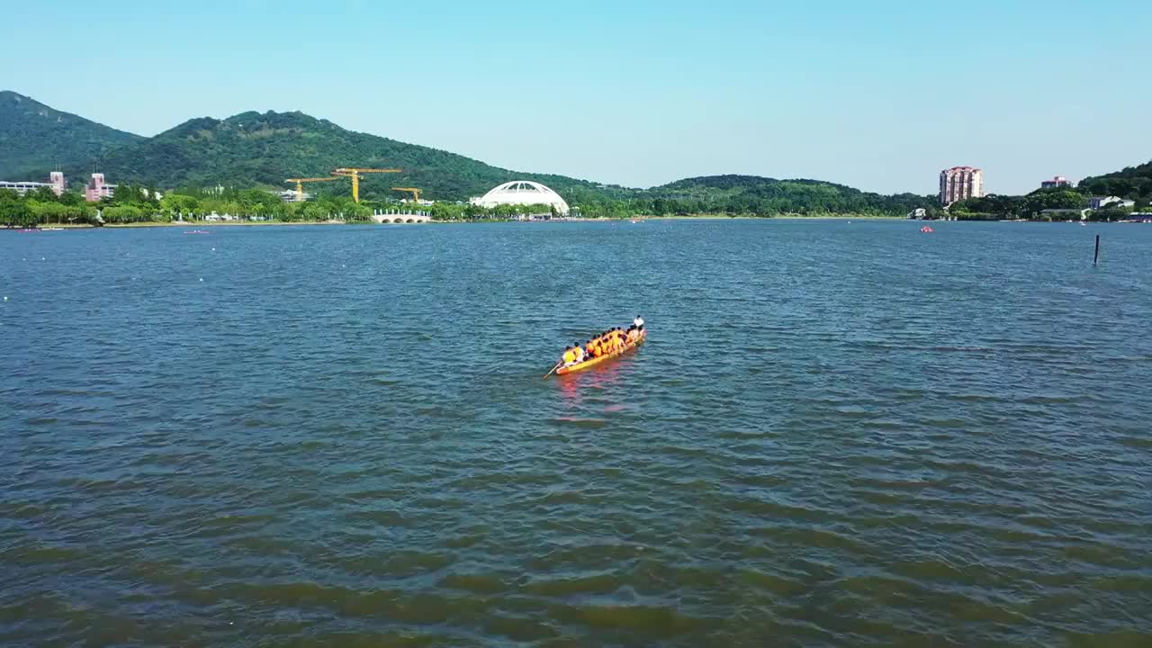 南京玄武湖上的龙舟训练视频素材