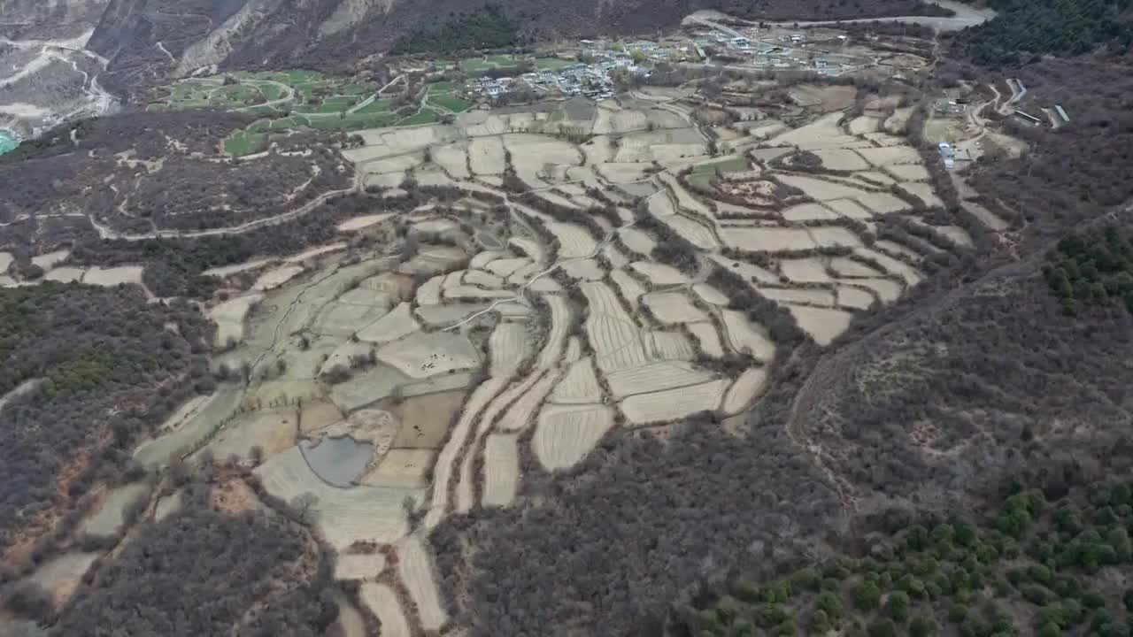 西藏林芝米林雅鲁藏布大峡谷梯田和南迦巴瓦峰 4K航拍视频视频素材