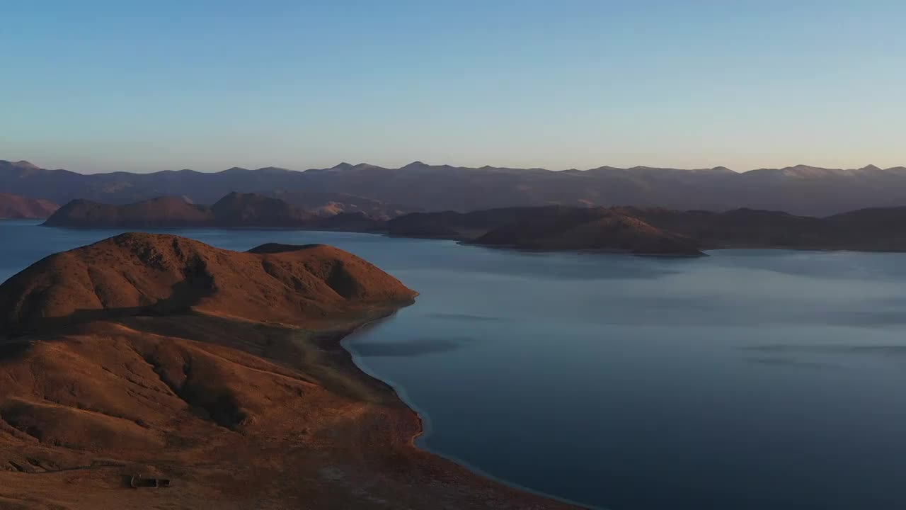 西藏山南：航拍三月晨光里的羊卓雍措视频素材