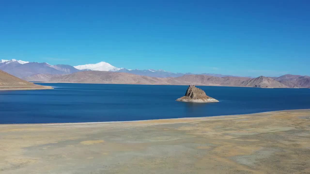 西藏山南：航拍三月羊卓雍措和小岛视频素材