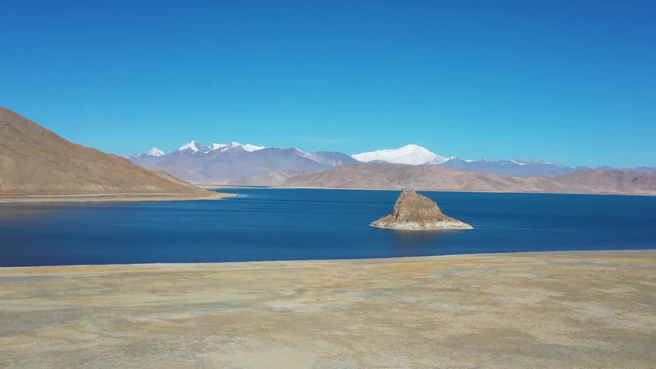 西藏山南：航拍三月羊卓雍措和小岛视频素材