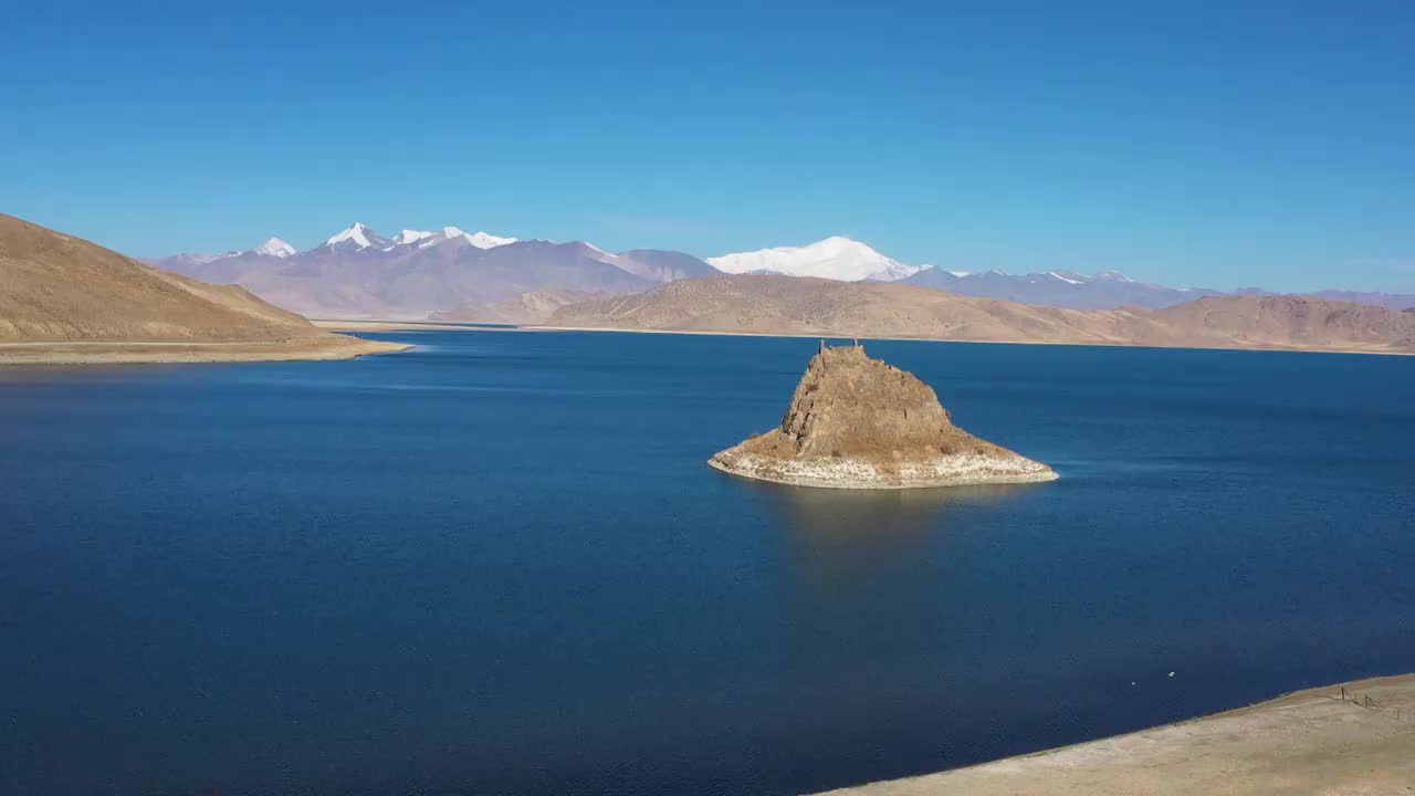 西藏山南：航拍三月羊卓雍措和小岛视频素材