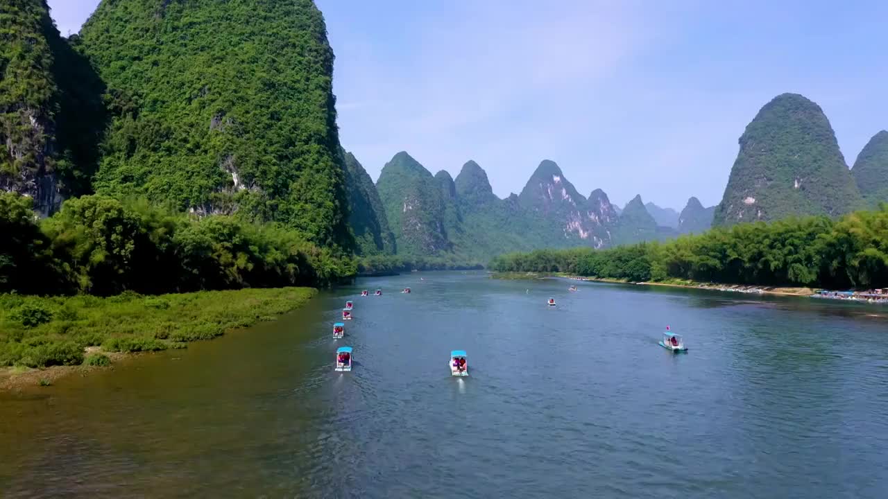 航拍桂林阳朔竹筏载游客游漓江视频素材