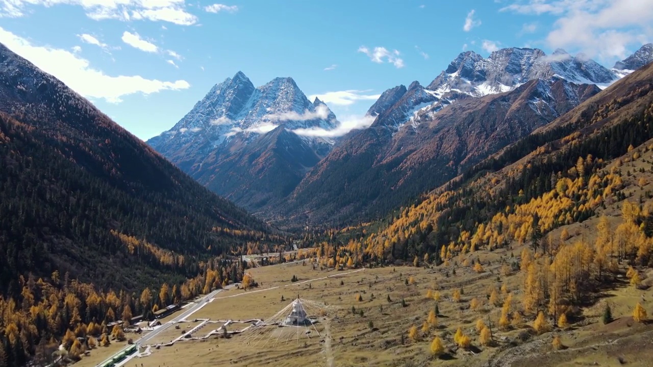 航拍秋天中午四川小金县四姑娘山，牛棚子景点，猎人峰，尖子山视频素材