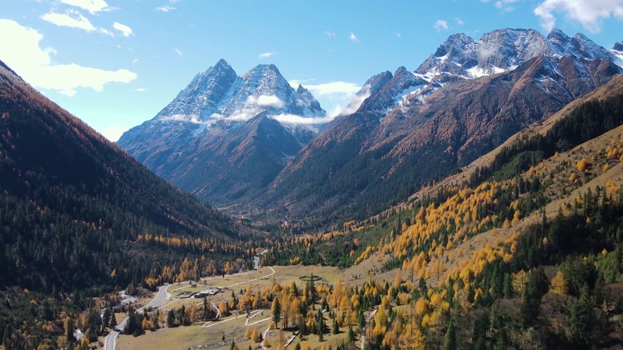 航拍秋天中午四川小金县四姑娘山，牛棚子景点，猎人峰，尖子山视频素材