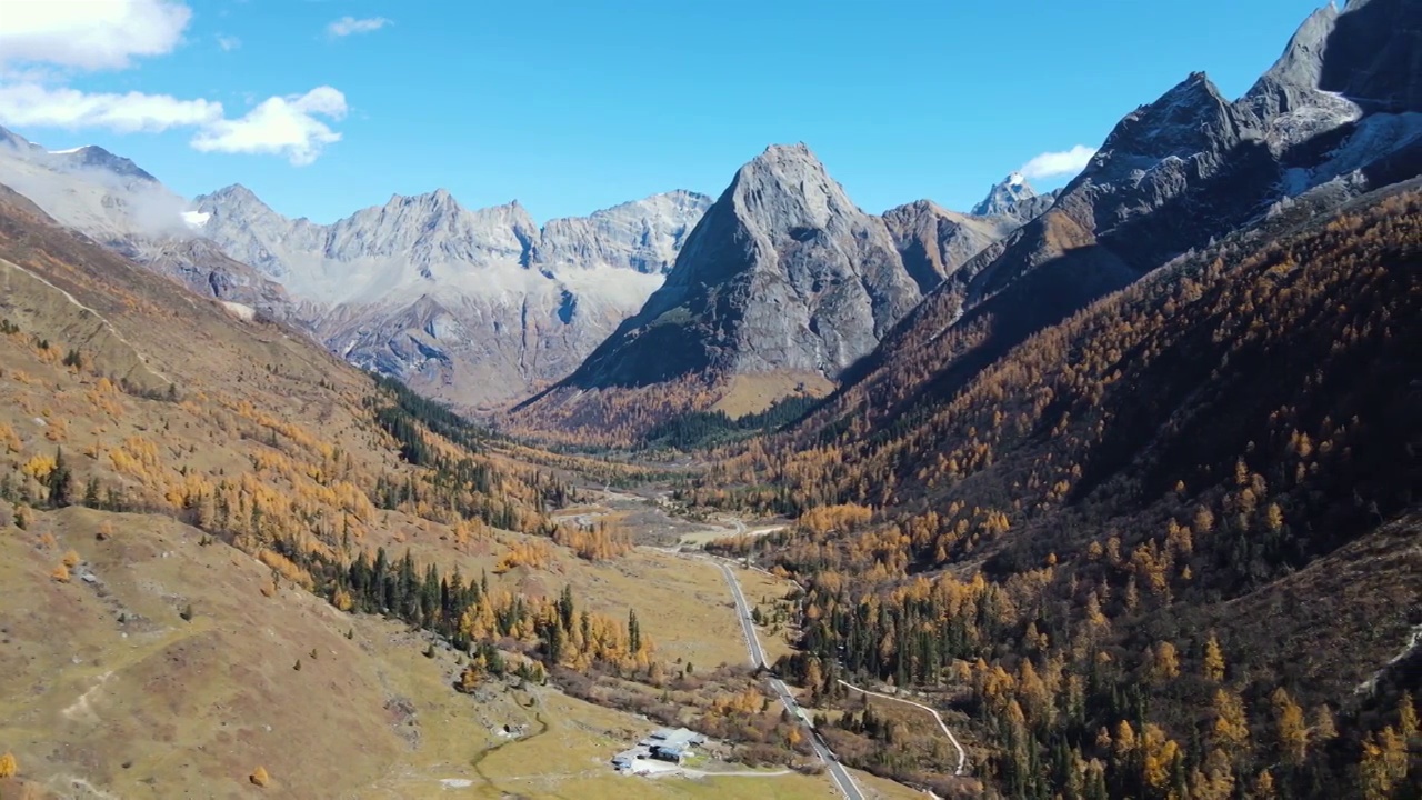 航拍秋天中午四川小金县四姑娘山，牛棚子景点，视频素材