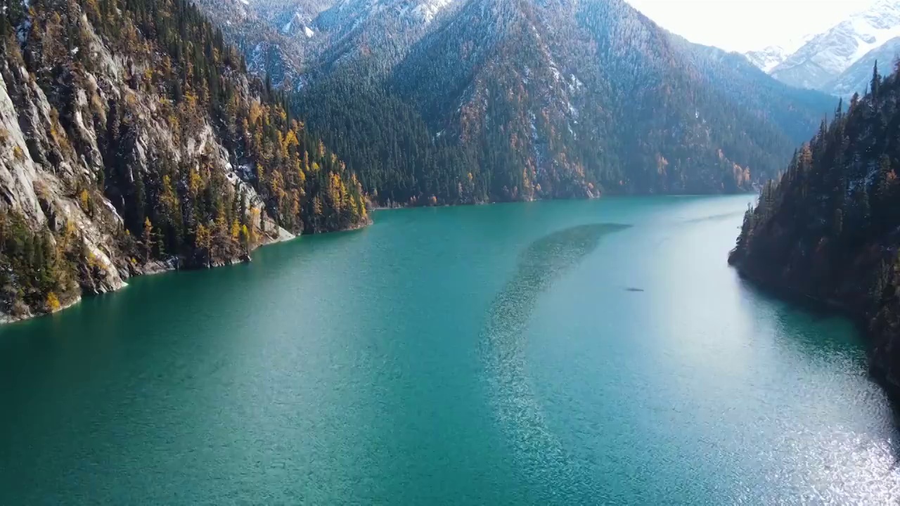 航拍秋季四川阿坝州九寨沟长海景区视频素材