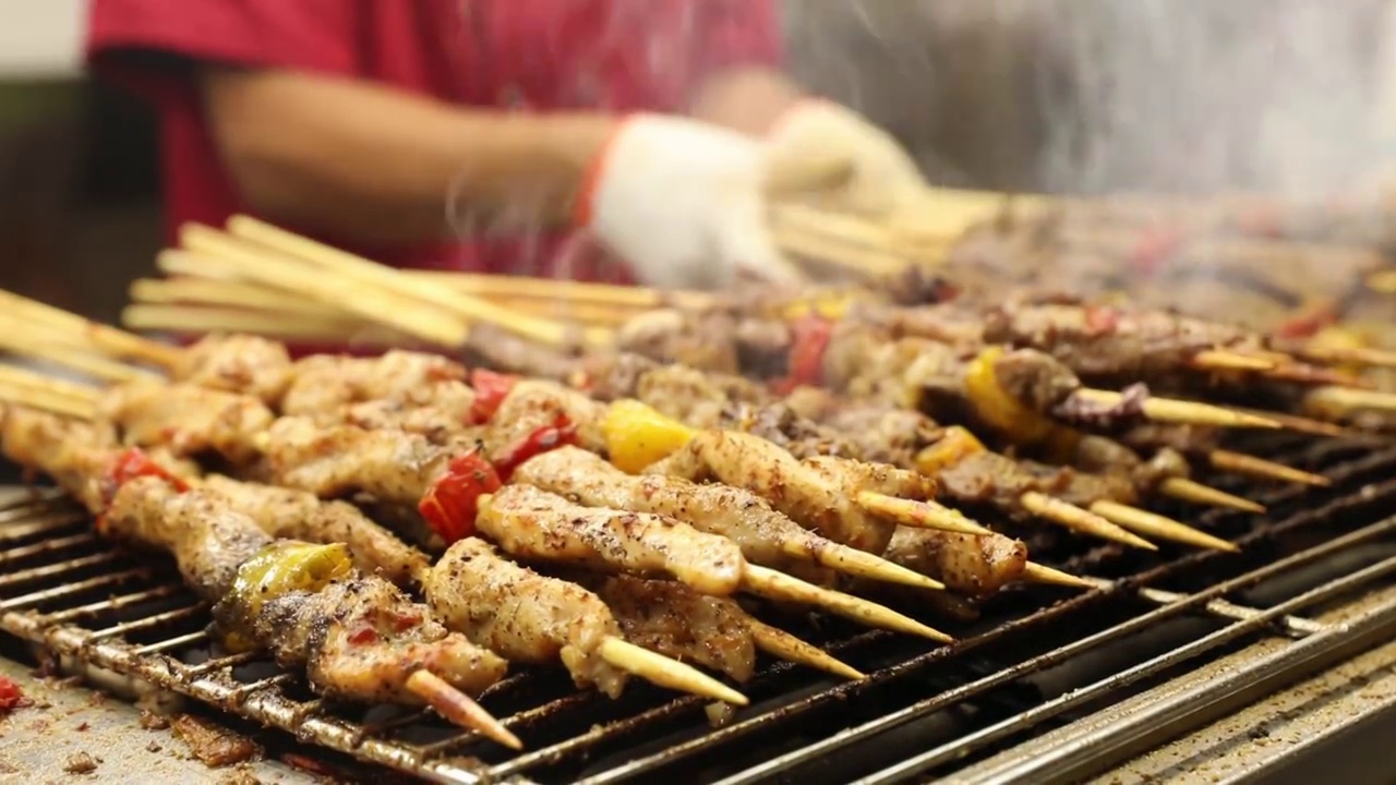 传统特色美食小吃烤肉串特写视频素材