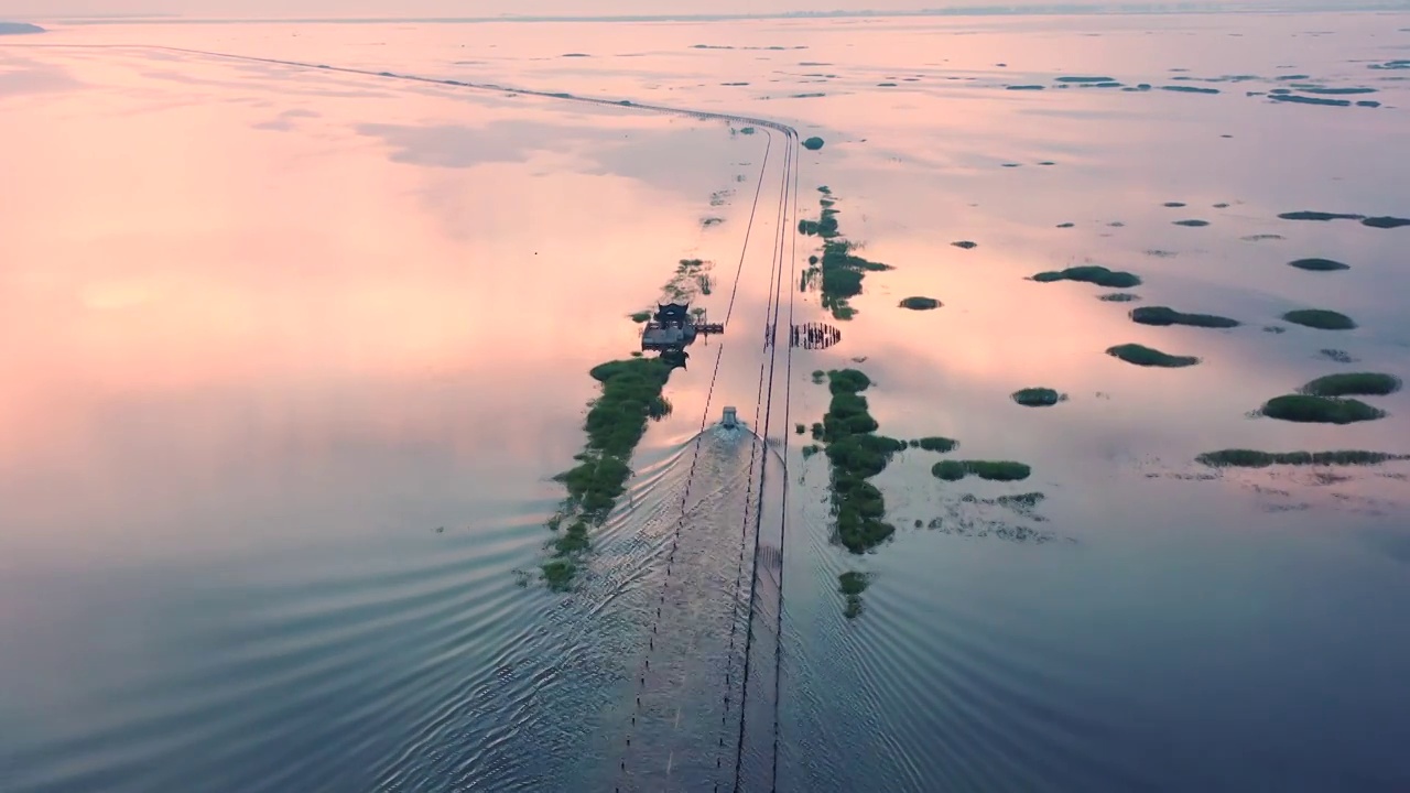 鄱阳湖水上公路的朝霞视频素材