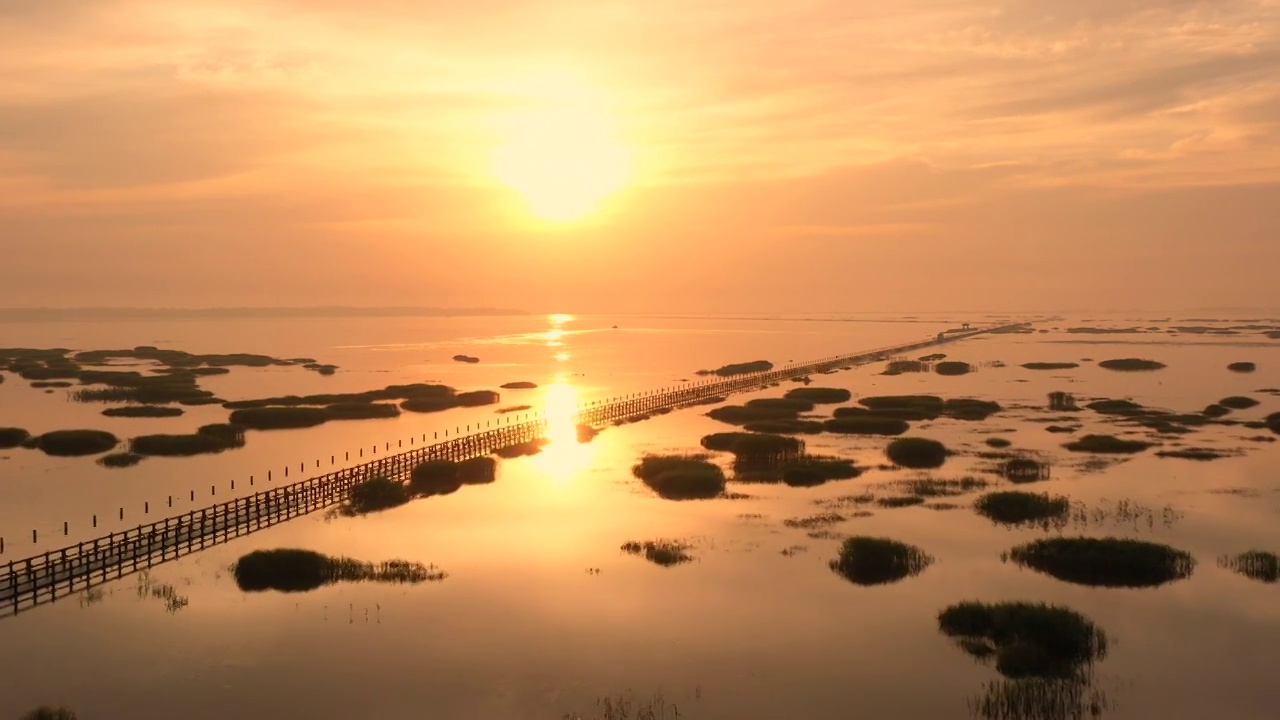 鄱阳湖水上公路日出美景视频素材