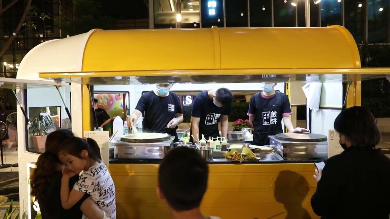 美食街集市上的流动餐车视频素材