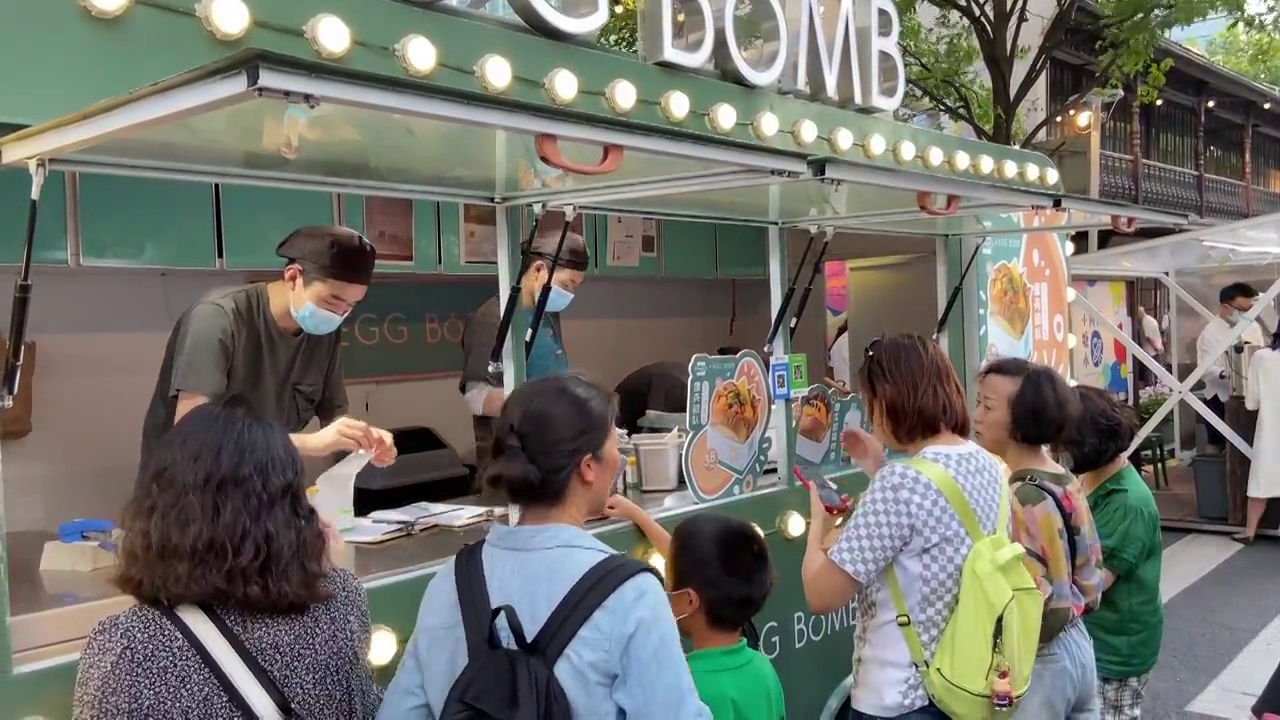 美食街集市上的流动餐车视频素材