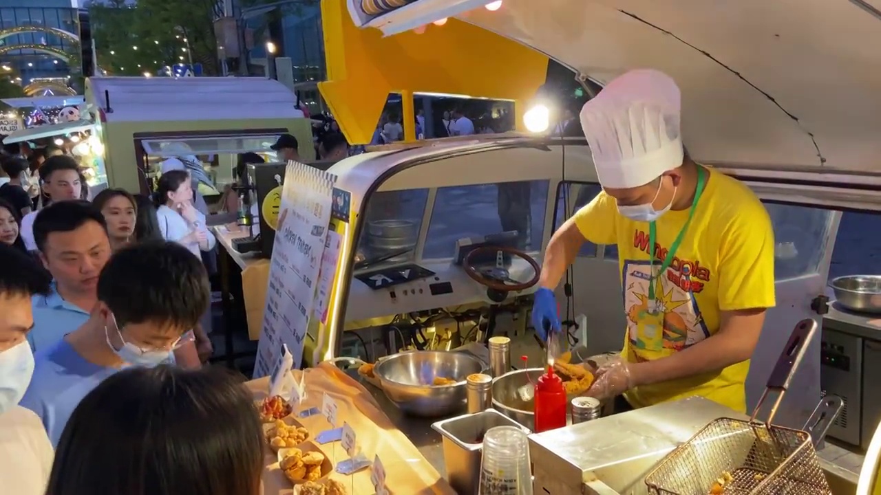 美食街集市上的流动餐车视频素材