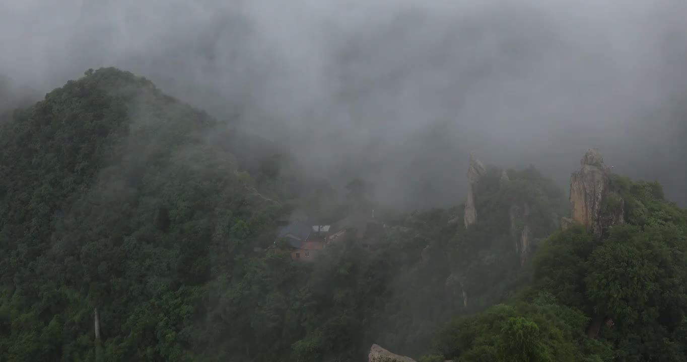 雨中秦岭翠华山云雾缭绕视频下载