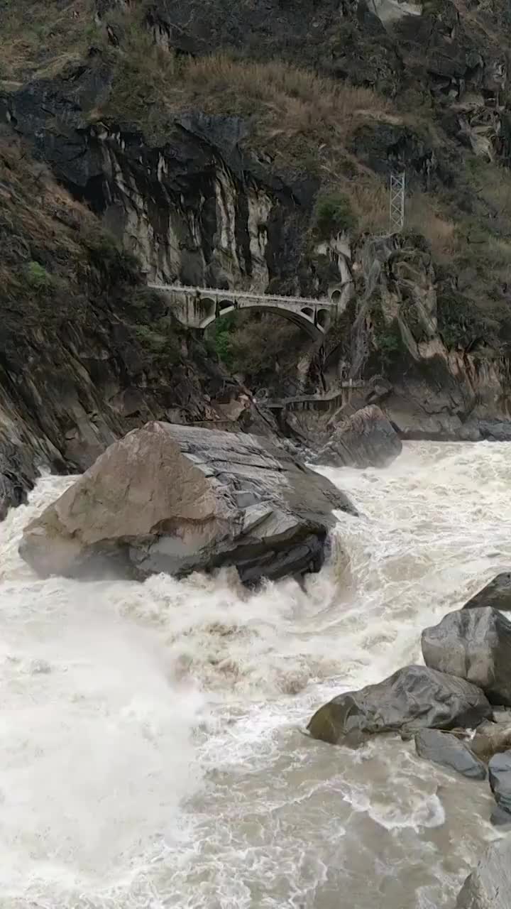 云南丽江虎跳峡奔流的金沙江水视频素材