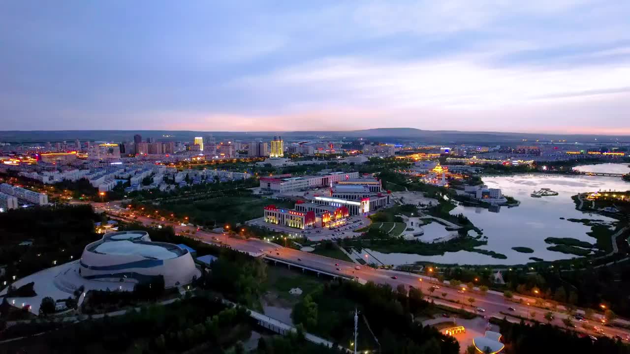 内蒙古锡林郭勒盟锡林浩特市锡林河和城市天际线夜景航拍视频素材